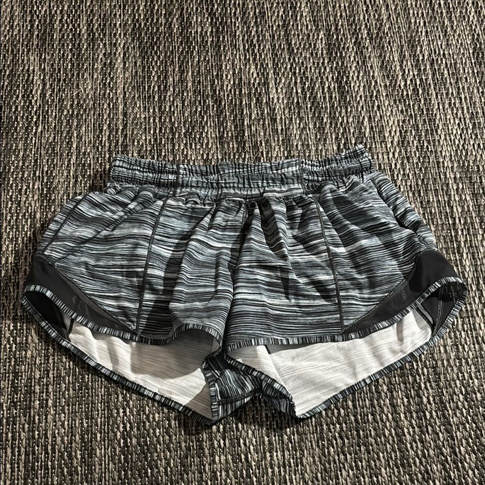 Lululemon Hotty Hot Short II 2.5" Low Tide Alpine White Black Swift Size 4
